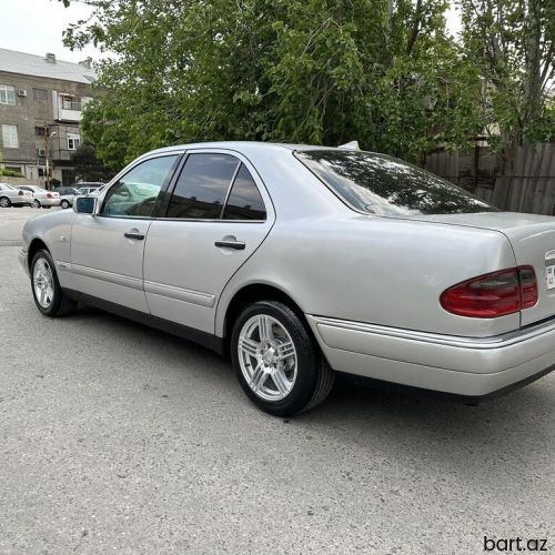 Mercedes-Benz E 230: 2.3 l. | 1996 il 