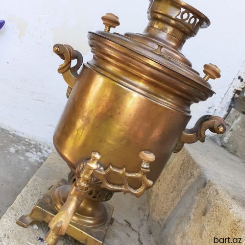 Qədimi antik mis samovar.