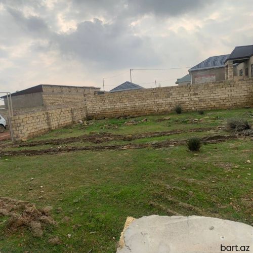 Memmedli kəndində 4 sot torpaq sahəsi satilir.