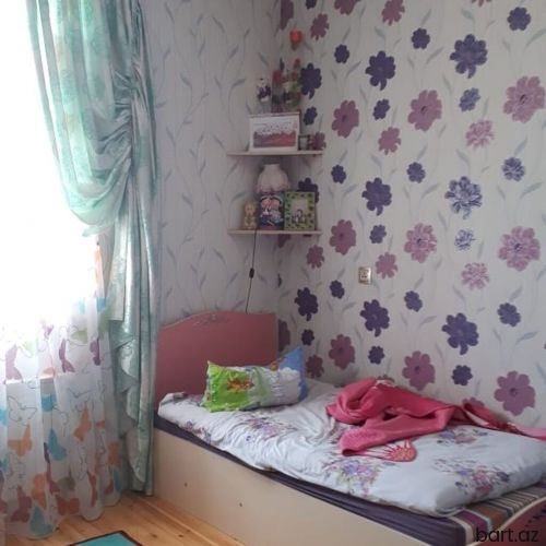 Binəqədi qəs. 3 otaqlı həyət evi satilir.