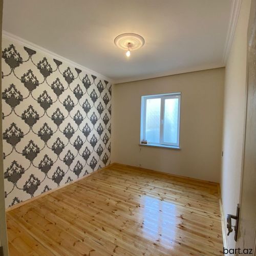 Binəqədi qəs. 6 otaqlı həyət evi satilir.