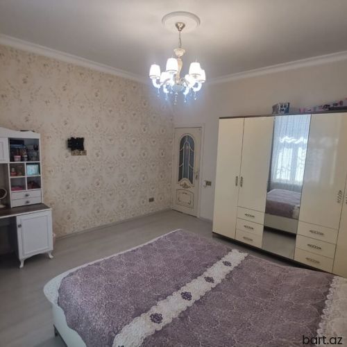 Binəqədi qəs. 6 otaqlı həyət evi satilir.