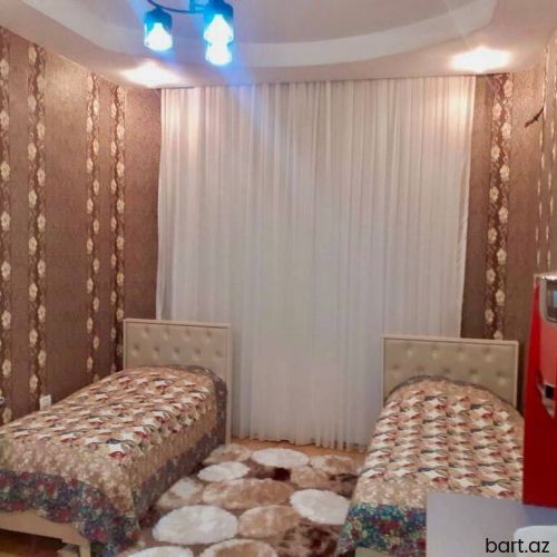 Əcəmi met-nun yaninda 3 otaqli mənzil satilir.