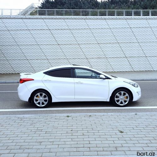 Hyundai Elantra: 1.6 l | 2012 il 