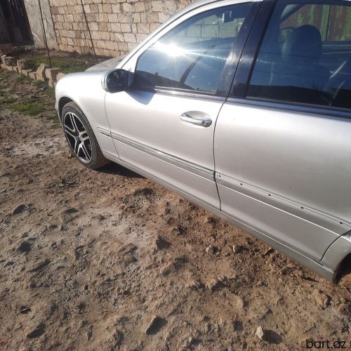 Mercedes-Benz C 240: 2.6 l. | 2000 il 