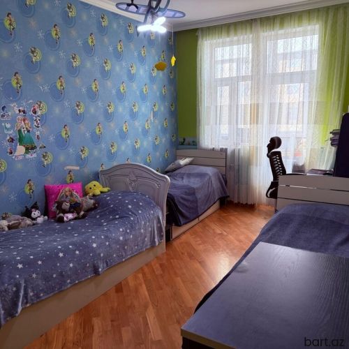 9-cu mikrorayonda 3 otaqli mənzil satilir.