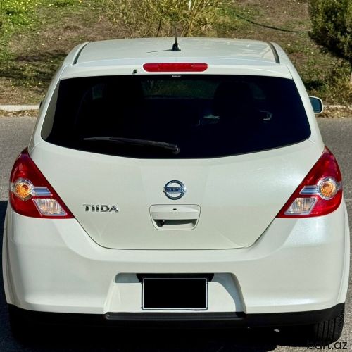 Nissan Tiida: 1.5 l | 2011 il