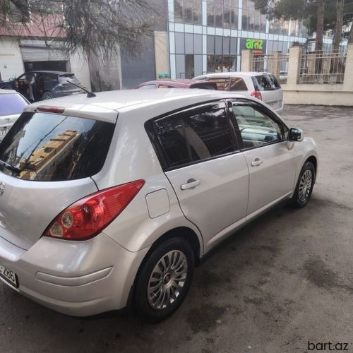 Nissan Tiida: 1.8 l | 2009 il 