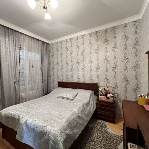 Binəqədi qəs. 3 otaqlı həyət evi satilir.