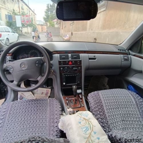 Mercedes-Benz E 240: 2.4 l. | 2001 il