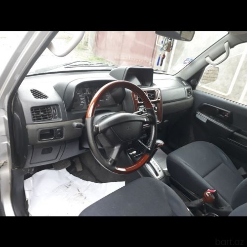 Mitsubishi pajero io 2002-il. 