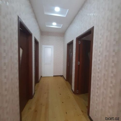 Binəqədi qəs. 3 otaqlı həyət evi satilir.