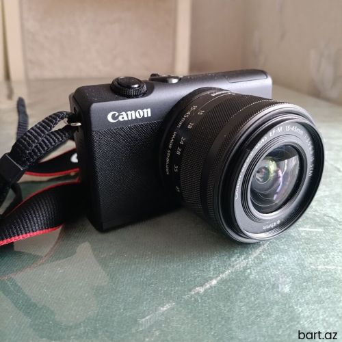 Canon EOS M200. 
