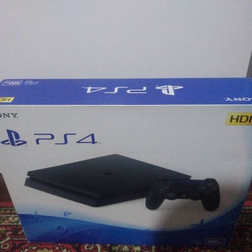 Playstation 4 slim. 