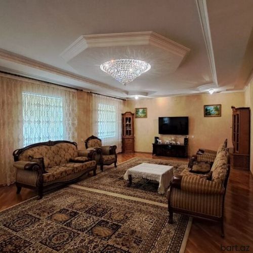 Badamdar qəs. 10 otaqli həyət evi satilir.