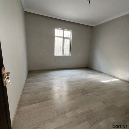 Binəqədi qəs. 4 otaqlı həyət evi satilir.