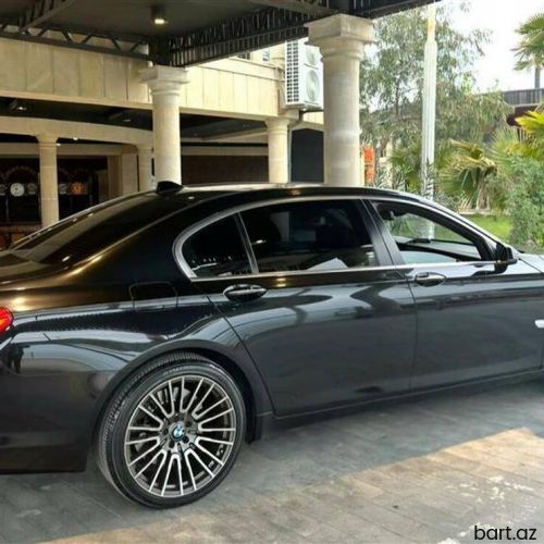 BMW 750: 4.4 l | 2010 il 