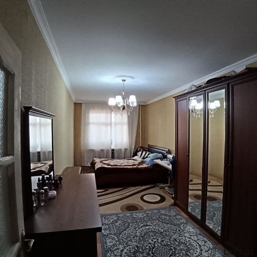 Yeni Günəşlidə 2 otaqlı mənzil satilir.