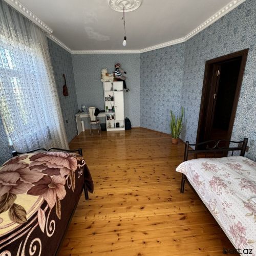 Bakıxanov qəs. 5 otaqlı həyət evi satilir.