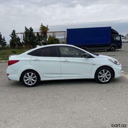 Hyundai Accent: 1.4 l | 2011 il