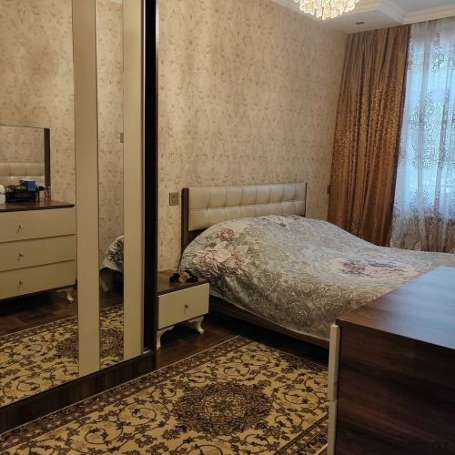 Bakı, 2-ci mikrorayon, 4 otaqlı mənzil satilir.
