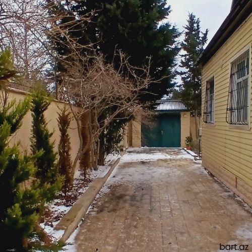 Buzovnada həyət evi satilir